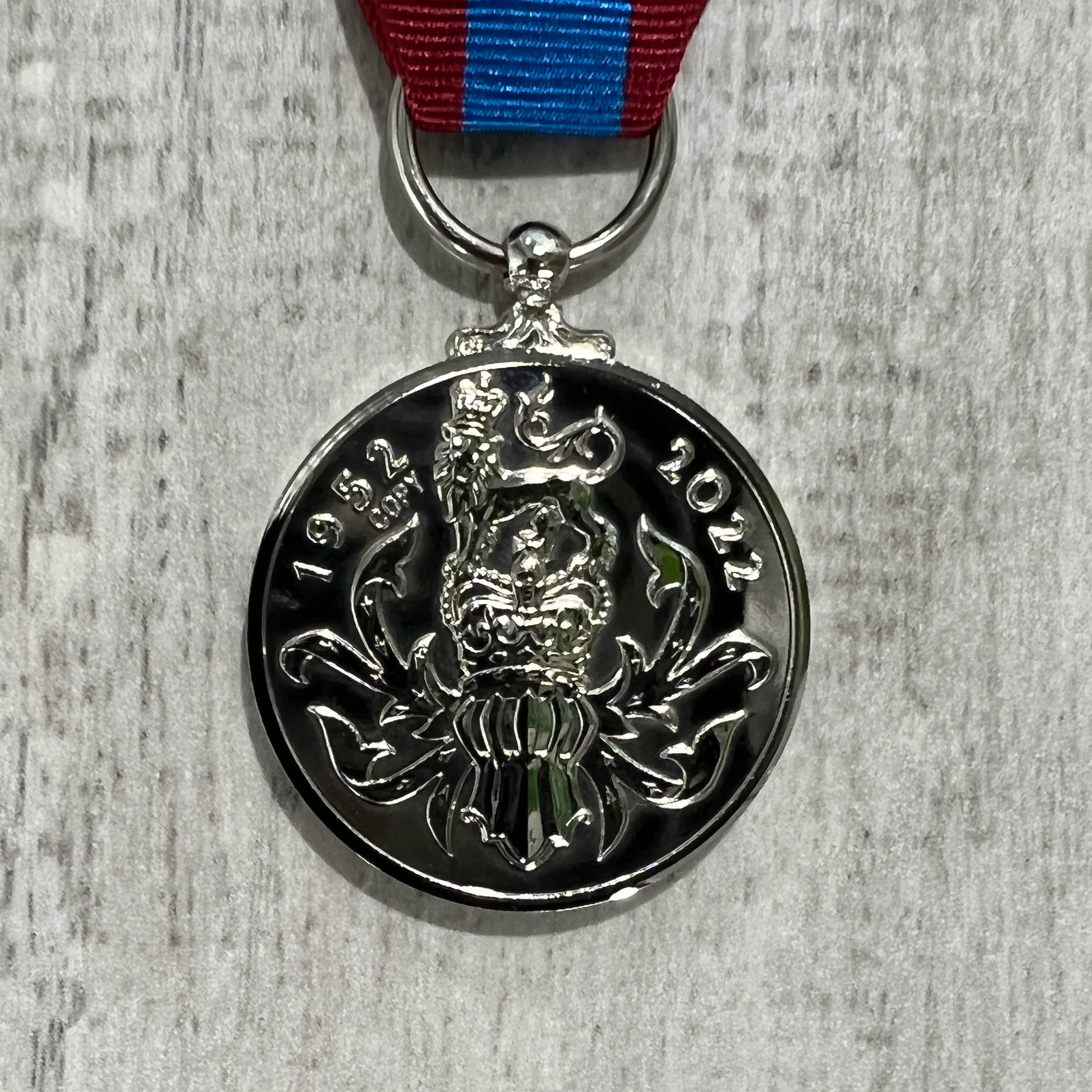 Queen EII 2022 Platinum Jubilee Medal - Image 3